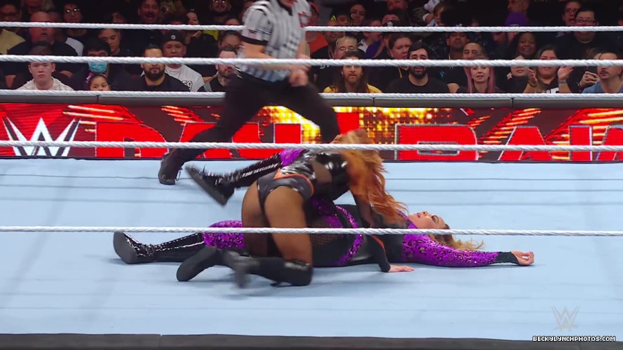 WWE_Raw_01_01_24_Becky_vs_Nia_mp40347.jpg