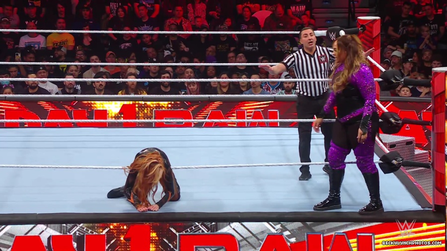WWE_Raw_01_01_24_Becky_vs_Nia_mp40395.jpg