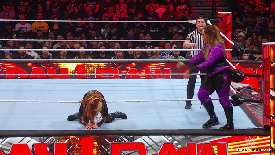 WWE_Raw_01_01_24_Becky_vs_Nia_mp40396.jpg