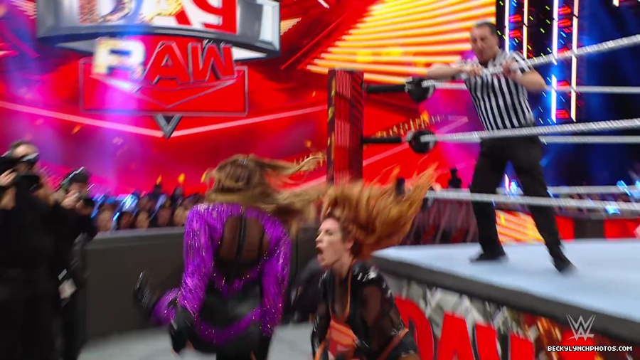WWE_Raw_01_01_24_Becky_vs_Nia_mp40411.jpg