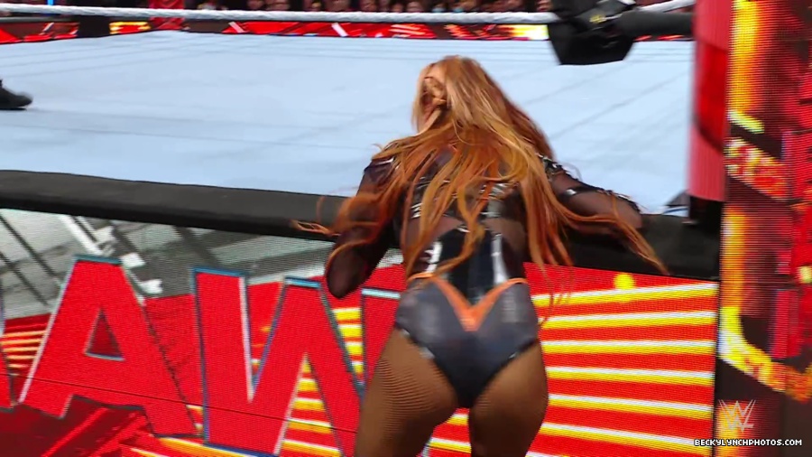 WWE_Raw_01_01_24_Becky_vs_Nia_mp40413.jpg
