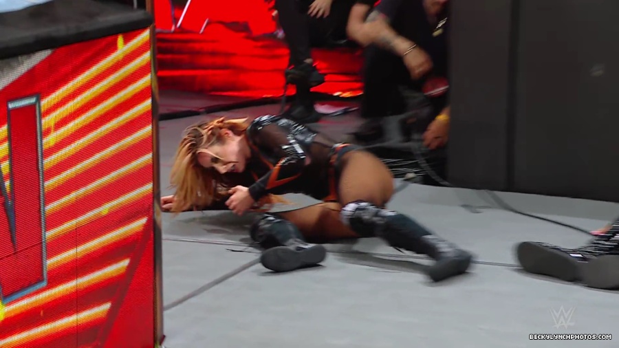 WWE_Raw_01_01_24_Becky_vs_Nia_mp40432.jpg