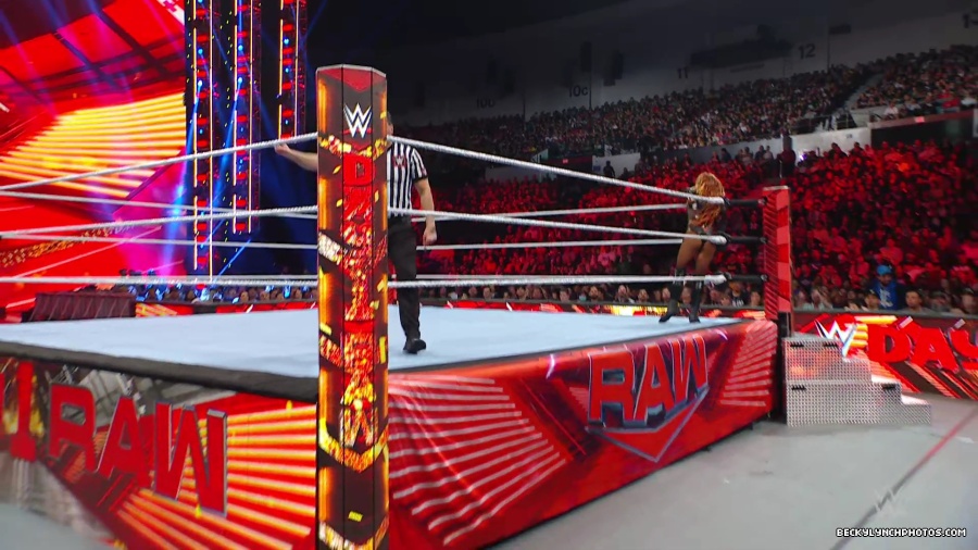 WWE_Raw_01_01_24_Becky_vs_Nia_mp40450.jpg