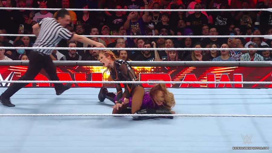 WWE_Raw_01_01_24_Becky_vs_Nia_mp40472.jpg