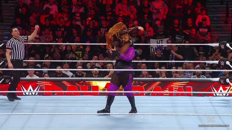 WWE_Raw_01_01_24_Becky_vs_Nia_mp40503.jpg