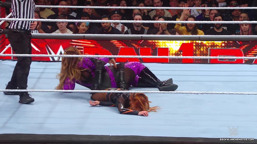 WWE_Raw_01_01_24_Becky_vs_Nia_mp40511.jpg
