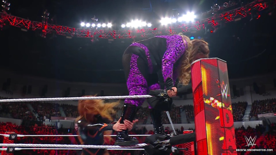 WWE_Raw_01_01_24_Becky_vs_Nia_mp40550.jpg
