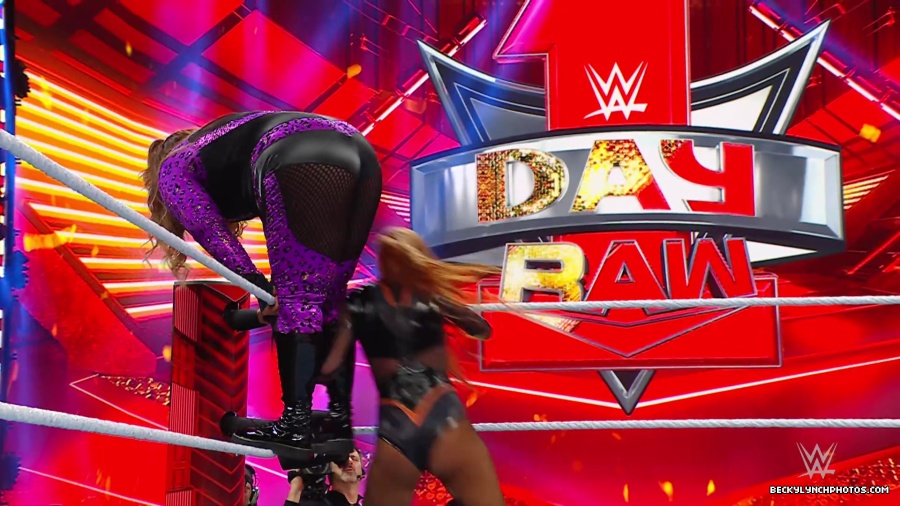 WWE_Raw_01_01_24_Becky_vs_Nia_mp40552.jpg