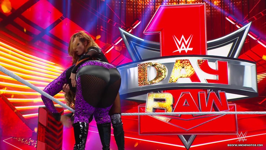 WWE_Raw_01_01_24_Becky_vs_Nia_mp40566.jpg