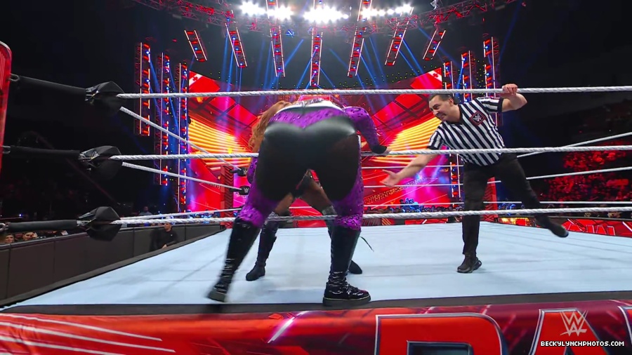 WWE_Raw_01_01_24_Becky_vs_Nia_mp40616.jpg