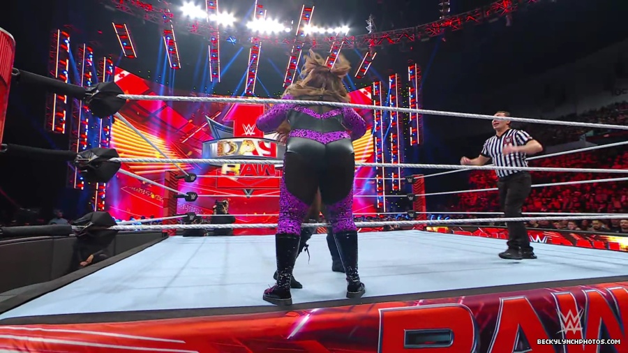 WWE_Raw_01_01_24_Becky_vs_Nia_mp40618.jpg