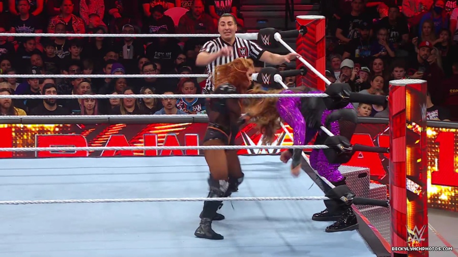WWE_Raw_01_01_24_Becky_vs_Nia_mp40620.jpg