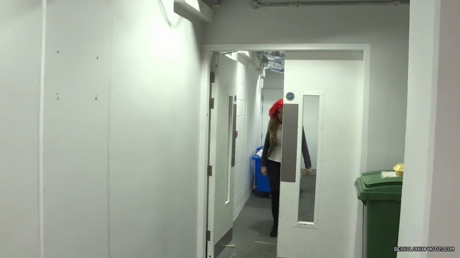 Becky_Lynch_arrives_at_the_SSE_Hydro__SmackDown_LIVE_Exclusive2C_Nov__82C_2016_mp41489.jpg