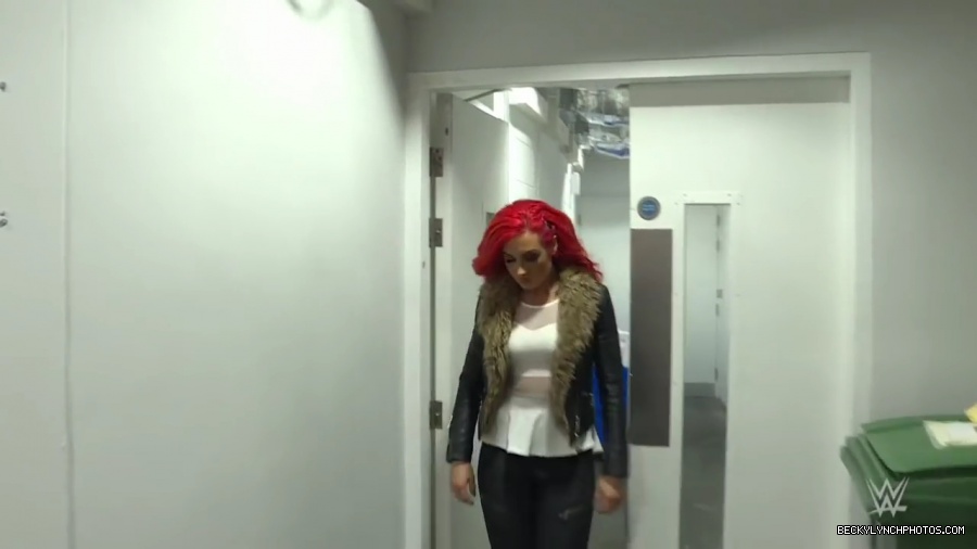 Becky_Lynch_arrives_at_the_SSE_Hydro__SmackDown_LIVE_Exclusive2C_Nov__82C_2016_mp41490.jpg