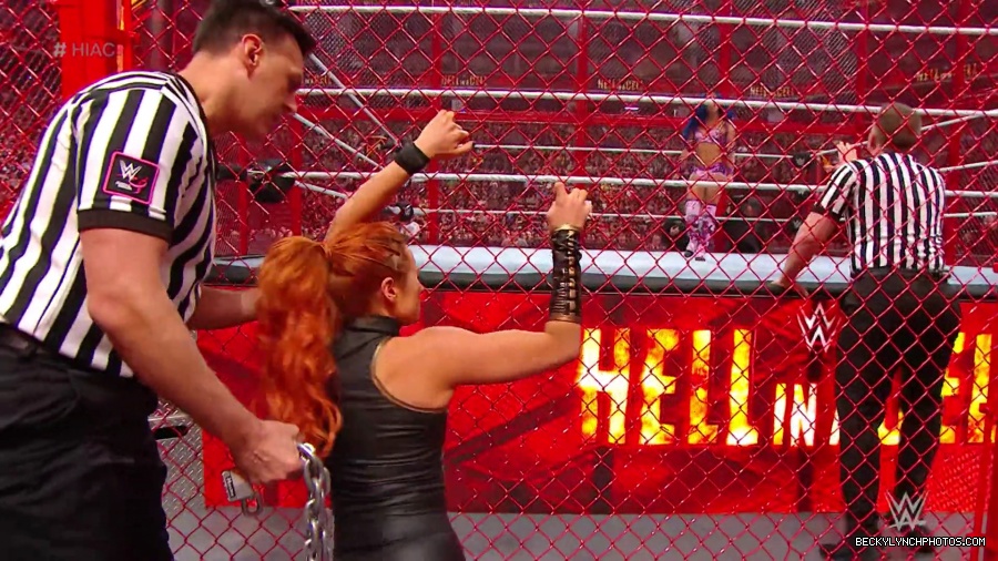 Hell_in_a_Cell_19_mp40255.jpg