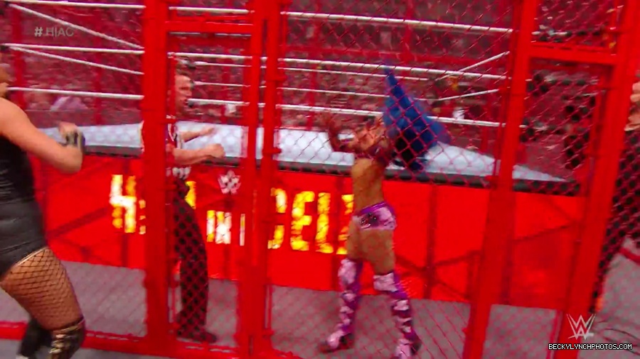 Hell_in_a_Cell_19_mp40267.jpg