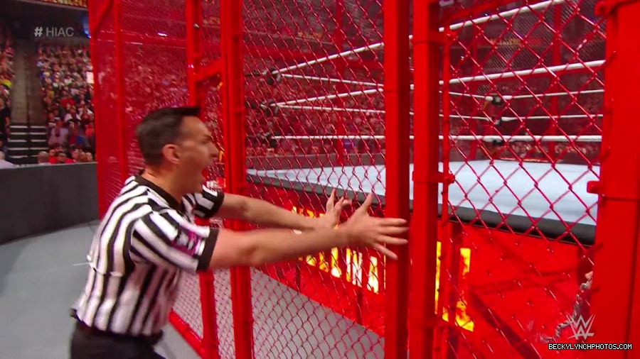 Hell_in_a_Cell_19_mp40307.jpg
