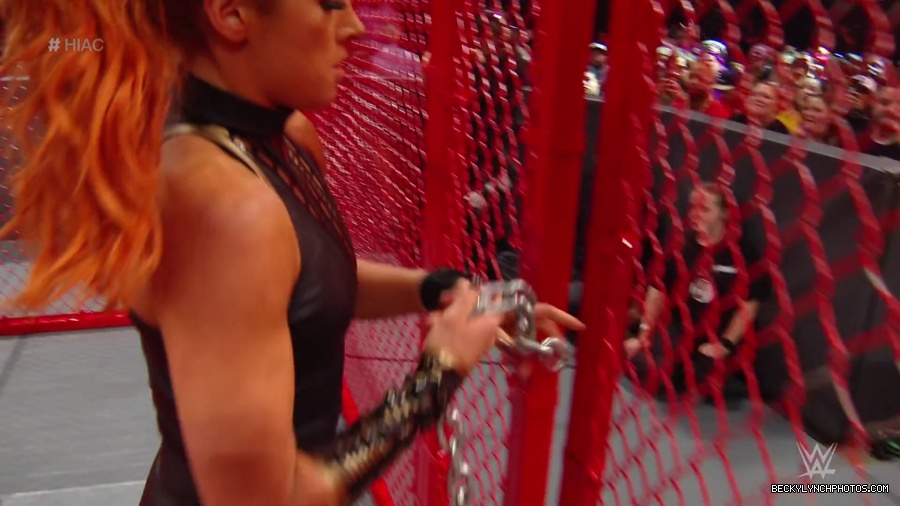 Hell_in_a_Cell_19_mp40369.jpg
