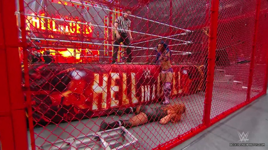 Hell_in_a_Cell_19_mp41094.jpg