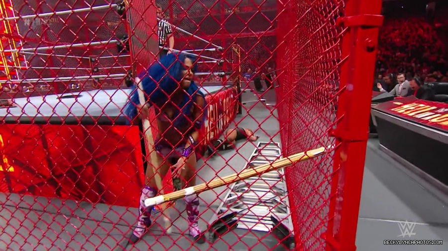 Hell_in_a_Cell_19_mp41107.jpg