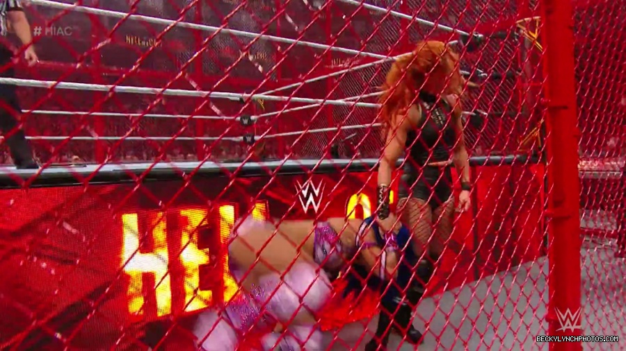 Hell_in_a_Cell_19_mp41455.jpg