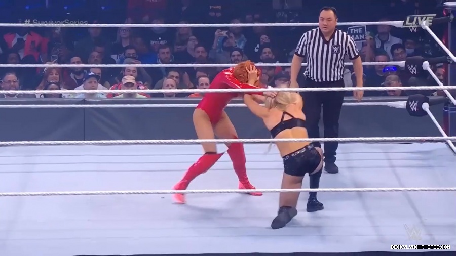 SURVIVOR_SERIES_2021_NOV__212C_2021_-_Becky_vs_Charlotte_0500.jpg