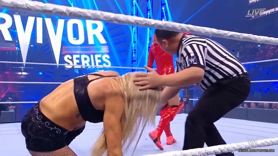 SURVIVOR_SERIES_2021_NOV__212C_2021_-_Becky_vs_Charlotte_0514.jpg