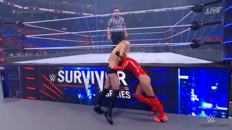 SURVIVOR_SERIES_2021_NOV__212C_2021_-_Becky_vs_Charlotte_0562.jpg