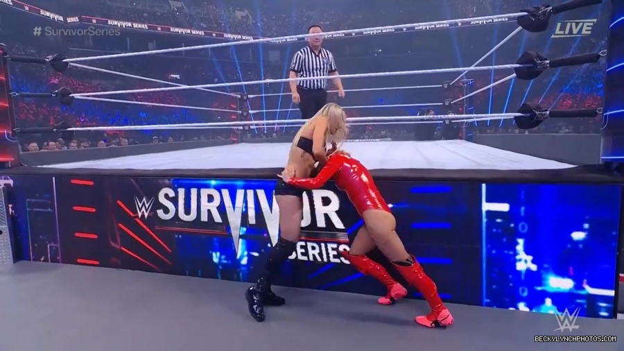 SURVIVOR_SERIES_2021_NOV__212C_2021_-_Becky_vs_Charlotte_0563.jpg