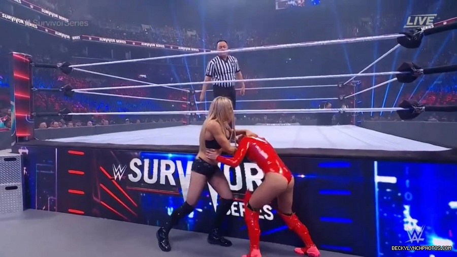 SURVIVOR_SERIES_2021_NOV__212C_2021_-_Becky_vs_Charlotte_0566.jpg