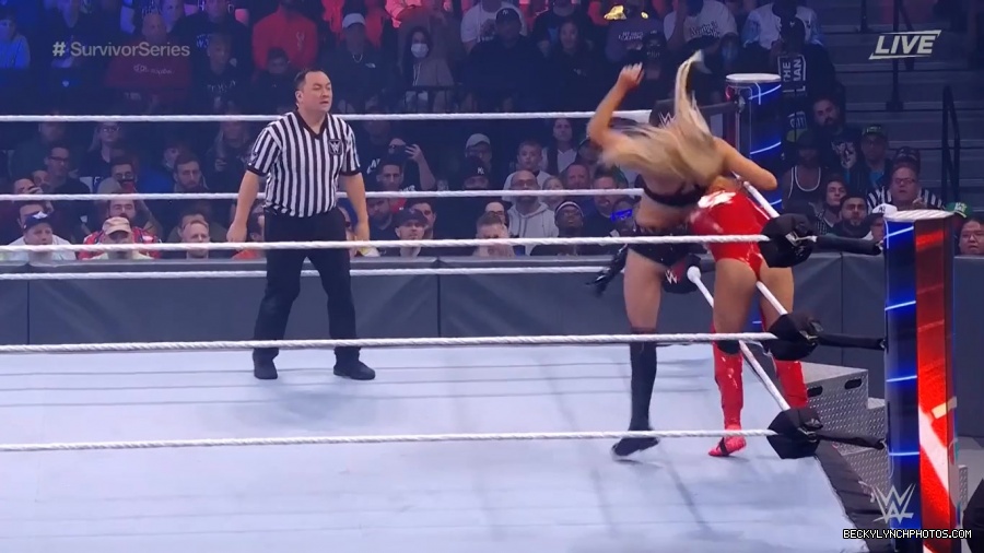 SURVIVOR_SERIES_2021_NOV__212C_2021_-_Becky_vs_Charlotte_0807.jpg