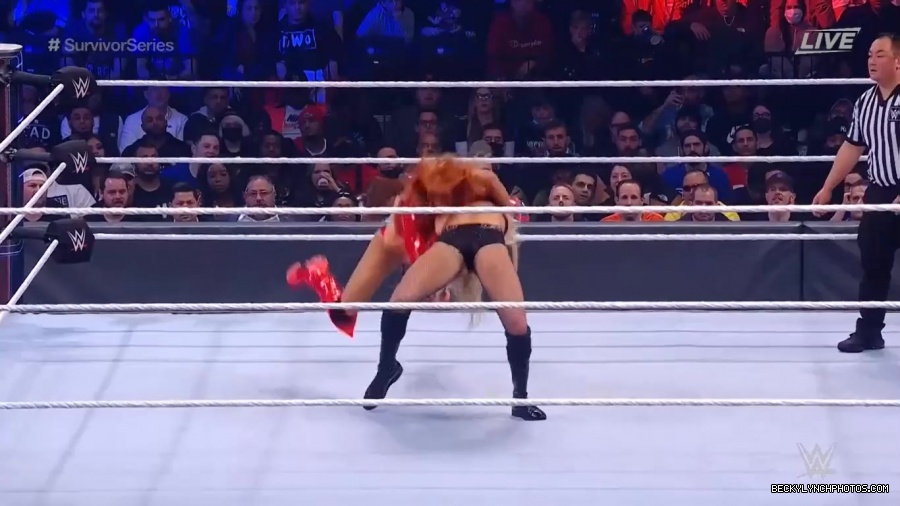 SURVIVOR_SERIES_2021_NOV__212C_2021_-_Becky_vs_Charlotte_2313.jpg