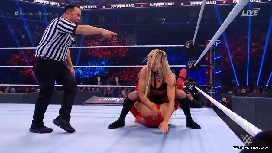 SURVIVOR_SERIES_2021_NOV__212C_2021_-_Becky_vs_Charlotte_3031.jpg